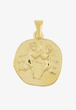 Pendente d'oro con forma ovale testurizzata raffigurante due figure che si tengono per mano, circondate da stelle, e una chiusura lucida per l'aggancio.
