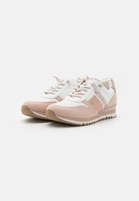 Baskets en daim rose et en synthétique blanc avec un design à lacets, panneau latéral texturé et semelle en caoutchouc de couleur claire. Détail de fermeture éclair sur la languette.