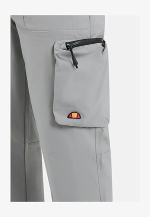 Lichtgrijze cargobroek met een ritszak, met geborduurde accentdetails in oranje en rood. Soepele, duurzame stoftextuur.