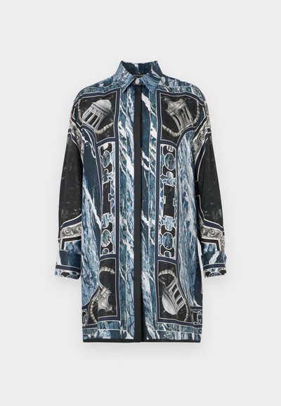 Hosszú ujjú ing kék és fekete színben, márványmintával és építészeti részletekkel, sima anyagból készült, hegyes gallérral.