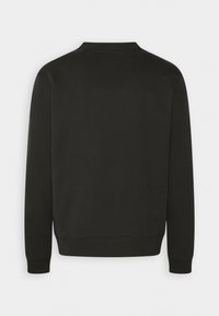 Sudadera negra con cuello redondo, mangas largas y puños y dobladillo acanalados. Textura lisa sin patrones o acentos visibles.