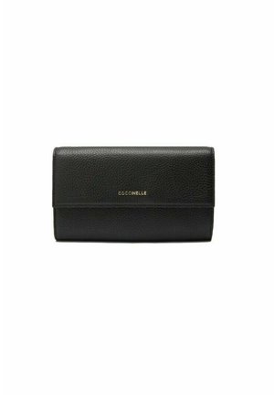 Portafoglio in pelle nera con finitura testurizzata, caratterizzato da un logo dorato sul davanti, forma rettangolare e un design elegante e minimalista.