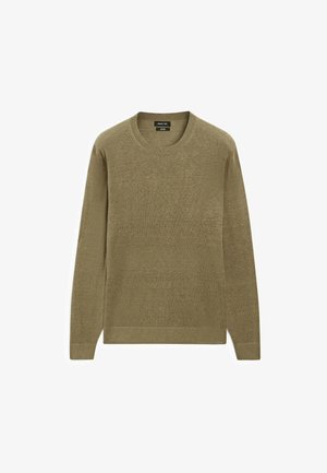 Oliven grønt strikket sweater med rund halsudskæring og lange ærmer. Har en glat tekstur og diskrete ribbede detaljer ved manchetterne og kanten.