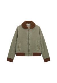 Giacca bomber verde oliva con colletto in pelliccia sintetica marrone. Presenta una chiusura a zip, due tasche laterali e polsini a coste all'orlo e sulle maniche.