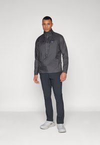 Patagonia HOUDINI STASH 1/2 ZIP  - Neperpučiamoji striukė - forge grey