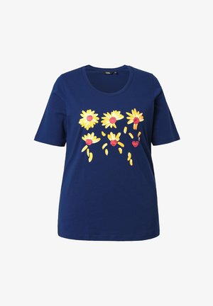 Marineblauw katoenen T-shirt met een ronde hals, voorzien van een bloemmotief van gele madeliefjes en rode harten gedrukt over de voorkant.