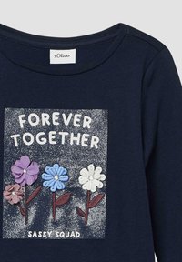 Marine blauwe sweatshirt met een bloemenafbeelding, inclusief geborduurde bloemen in paars, blauw en wit, verfraaid met een sprankelende zilveren achtergrond en tekst.