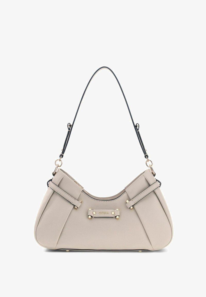 Sac à bandoulière en cuir beige avec sangle noire, garnitures dorées et petite plaque rectangulaire de la marque au centre devant.