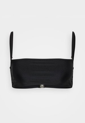 Top de bikini bandeau negro con tirantes ajustables, textura suave, cierre en la parte frontal y frunces en los laterales para un ajuste ceñido.