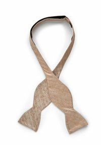 Beige fluga med ett paisleymönster, tillverkad av ett mjukt tyg. Den har en klassisk flugform och en svart innervaddering.