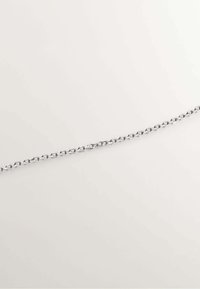 Cadena de metal plateado, enlaces ovalados entrelazados, textura suave, grosor uniforme, adecuada para el diseño de joyas o accesorios.