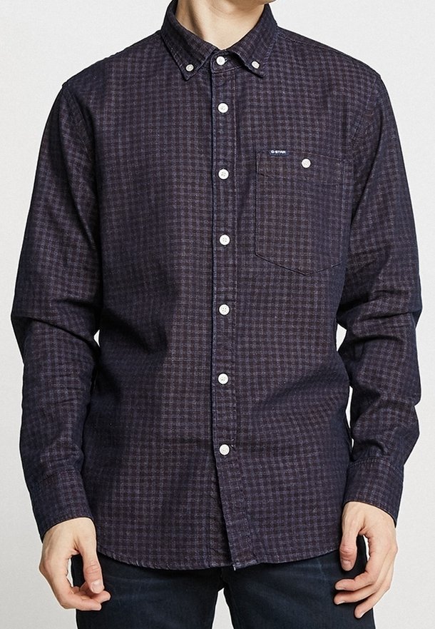Camicia a maniche lunghe a quadri blu navale e bordeaux, con piccola tasca sul petto e colletto button-down, realizzata in un tessuto testurizzato.