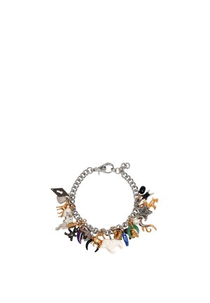 Pulsera de cadena de plata con varios charms en forma de animales en oro, esmalte y otros materiales, con una diversidad de colores y texturas.