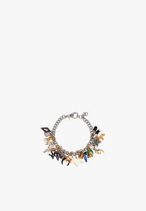 Srebrna zapestnica s različnimi obeski v obliki živali iz zlata, emajla in drugih materialov, ki vsebujejo raznolike barve in teksture.
