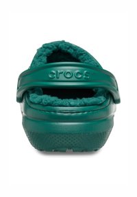 Groene Crocs met een zachte fleece voering, een achterriem en een gestructureerde zool, met afgeronde hoeken en een gladde afwerking.