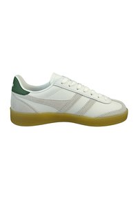 Zapatilla deportiva blanca con acento verde en el talón y suela de goma. Presenta material de cuero sintético, detalles de ante texturizado y diseño de cordones.