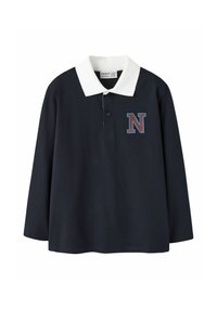 Polo de manga larga azul marino con cuello blanco, cierre frontal de botones y una "N" bordada en color granate y azul en el pecho.