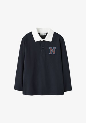 Tricou polo cu mâneci lungi, culoare bleumarin, cu guler alb, închidere frontală cu nasturi și un „N" brodat în culoarea vișinie și albastră pe piept.