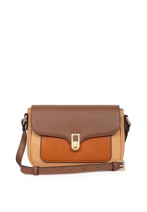 Sac en bandoulière en cuir synthétique marron, beige et orange. Présente un rabat avec une fermeture en métal doré et une bandoulière réglable. Surface texturée.