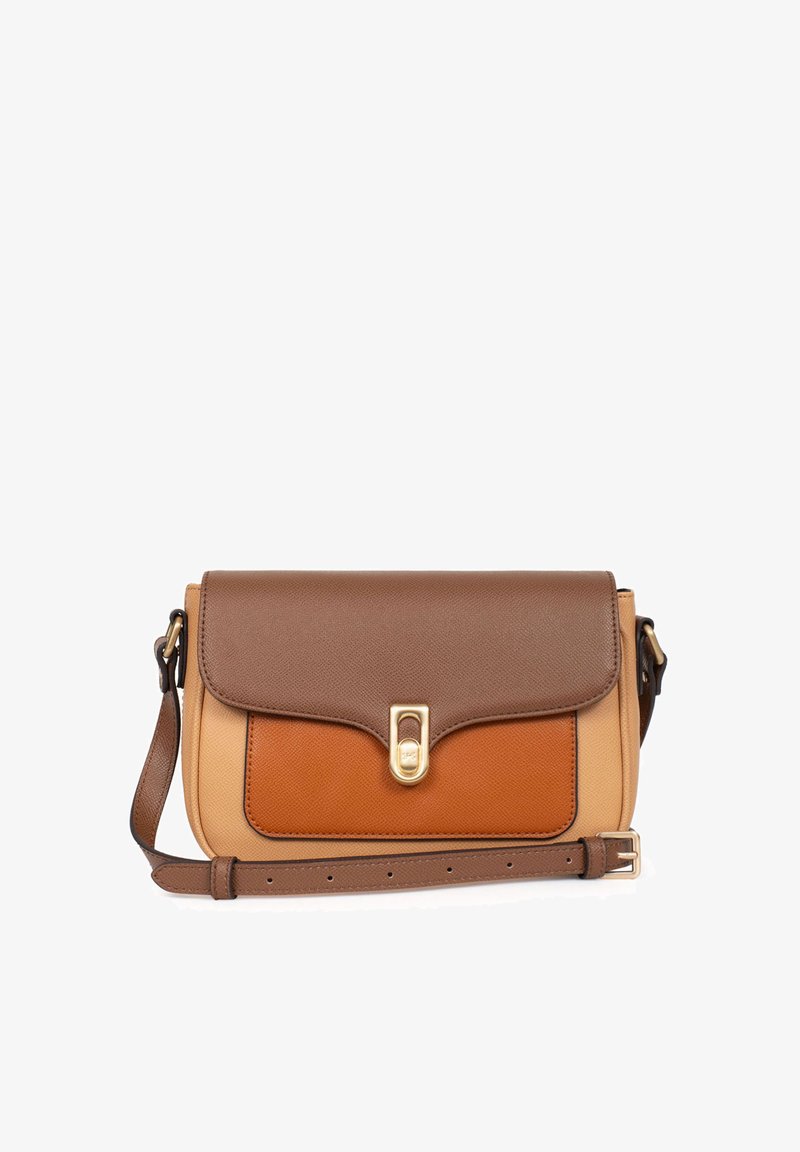 Borsa a tracolla in pelle sintetica marrone, beige e arancione. Caratterizzata da una chiusura a pattina con hardware dorato e una tracolla regolabile. Superficie testurizzata.