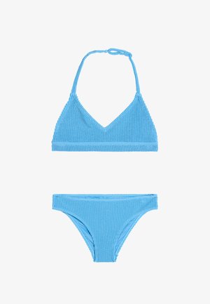 Ensemble bikini en tissu bleu clair texturé avec un haut à col halter et des bas taille basse assortis sur fond blanc.