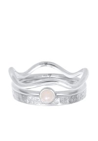 Inel din argint sterling cu benzi ondulate, având o bandă texturată și o piatră opal rotundă, netedă, în centrul său. Marimile și semnătura metalului sunt vizibile.