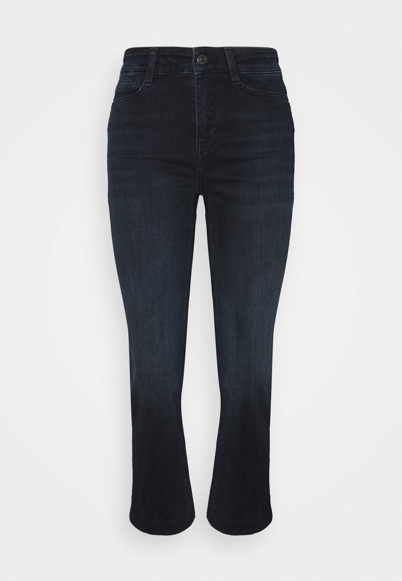 Jean denim bleu foncé avec une taille ajustée, légère évasée aux chevilles, passants pour ceinture, et un design classique à cinq poches.