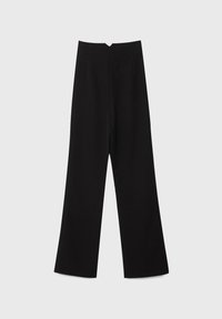 Pantalon noir à jambes larges avec une taille haute, des lignes épurées et sans attaches visibles. Tissu doux offrant une texture lisse et un drapé élégant.