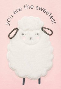 Valkoiset lampaat, joissa on pörröinen pinta vaaleanpunaisella taustalla, sisältäen brodeeratut kasvotiedot, mustat korvat ja tekstin "olet suloisin."