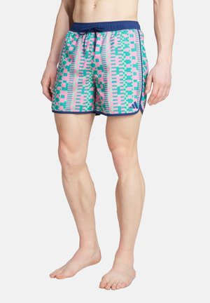 Korte zwemshorts in een geometrisch patroon van roze, groen en blauw. Elastische tailleband met een koord; marineblauwe rand langs de beenopeningen.