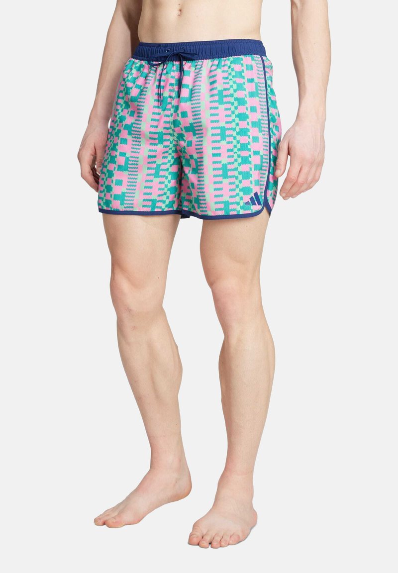Kratší plavky s geometrickým vzorem v růžové, zelené a modré barvě. Elastický pás s šňůrkou; námořnický lem podél výstřihů nohou.