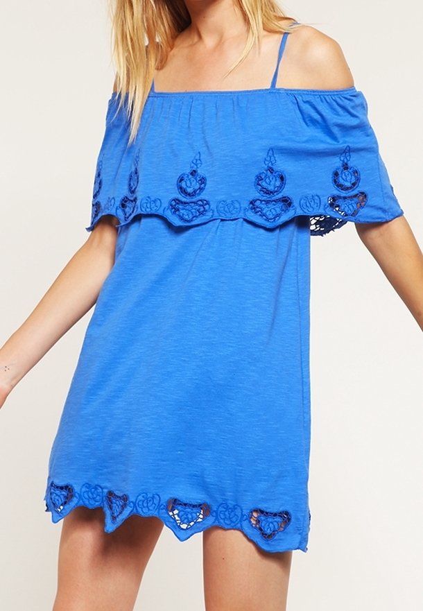 Robe bleue à épaules dénudées avec encolure élastique, design superposé et découpes en forme de cœur brodées à l'ourlet. Texture de tissu douce.