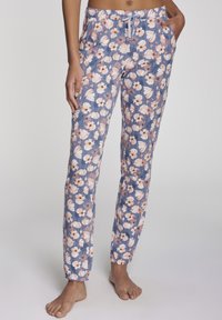Blauwe loungebroek met een bloemenprint in wit en perzik. Beschikt over een verstelbare tailleband met trekkoord en twee zijzakken.