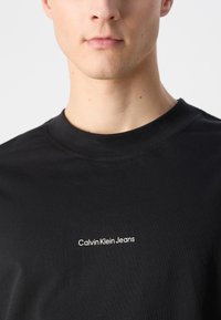 Calvin Klein Jeans CITY GRID MAP TEE - Camiseta estampada - black