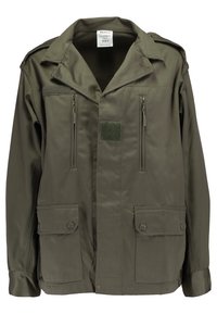 Veste militaire verte olive en tissu durable. Comprend deux poches poitrine avec zippers et deux poches à rabat à l'avant. Patch Velcro sur la poitrine.