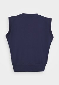 Granatowy bezrękawnik z okrągłym dekoltem i luźnym krojem. Wykonany z gładkiego, miękkiego materiału z czystym wykończeniem brzegów.