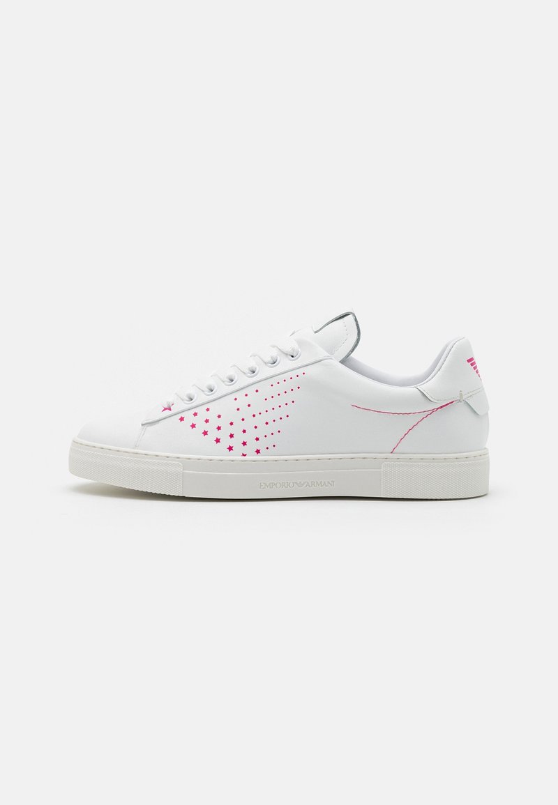 Baskets basses blanches avec motifs d'étoiles roses, lacets blancs, et « Emporio Armani » embossé sur le côté de la semelle.