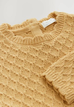 Pull en laine jaune tricoté mettant en avant un motif en losange, avec un col et des poignets côtelés. Le matériau semble doux avec une finition texturée. Étiquette de marque visible.