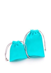 Dos bolsas de cordón de un vibrante color turquesa, una más grande y otra más pequeña, fabricadas con un material suave y con cuerdas plateadas para el cierre.