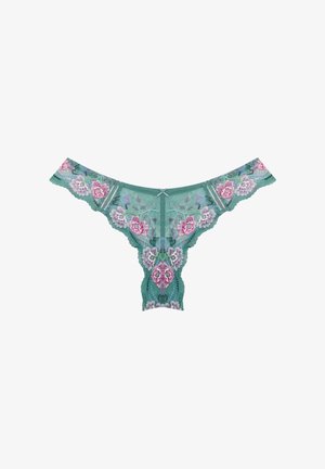 Tanga de encaje verde con bordado floral en rosa y púrpura y un pequeño lazo central sobre un fondo blanco.