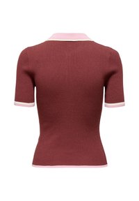 Polo à manches courtes côtelé couleur rose fané avec des bordures rose clair et blanches sur le col, les bords des manches et l'ourlet, vu de dos.