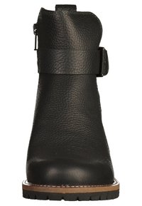 Bottine en cuir noir avec une finition texturée, détail d'une boucle latérale et une semelle robuste. Caractérisée par un bout arrondi et un petit talon.