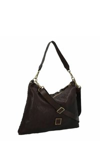 Borsa in pelle marrone con una forma morbida, dettagli in hardware dorato, un elemento quadrato con borchie e una combinazione di tracolle e spallacci per indossarla a tracolla.