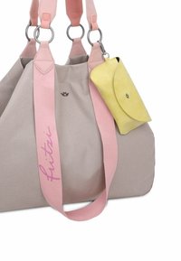 Grande borsa tote in tela beige con manici rosa e accessori in argento, che presenta una piccola pochette in pelle gialla attaccata al lato.