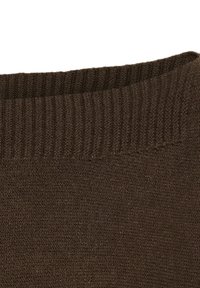 Brun strikket sweaterstof med en ribbet halsudskæring. Teksturen virker blød, med en ensartet farve og et konsekvent strikkemønster.