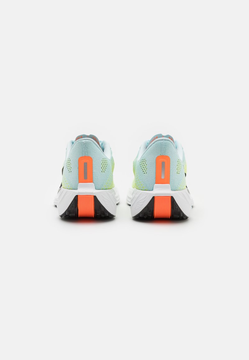 Zapatillas de running con una parte superior de malla azul claro, suelas en negro y blanco, y un acento de talón en naranja brillante. Presentan agujeros de ventilación en los lados.