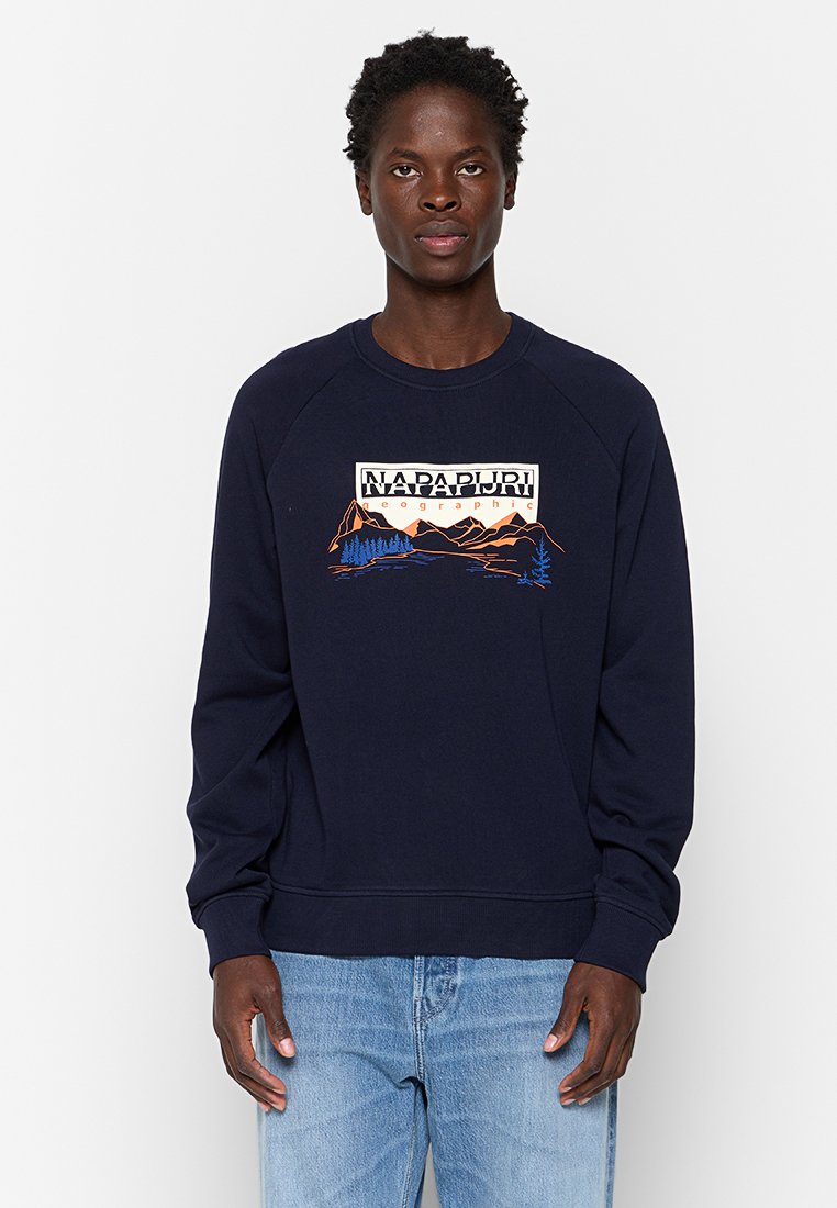 Felpa blu navy con collo a giro e maniche raglan. Caratterizzata da una grafica di montagne in arancione e blu con il testo "NAPAPIJRI". Materiale misto cotone.