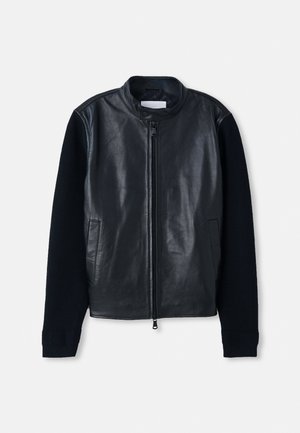 Veste en cuir noir avec une fermeture éclair, un col haut et des manches en tricot. Le design combine du cuir lisse avec un tissu texturé.