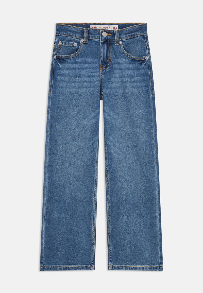 Jeans de mezclilla azul de corte relajado con piernas anchas, cinco bolsillos, cierre de botón y costuras en contraste. El material tiene una textura suave.