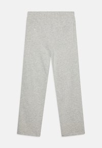 Grå sweatshirtbyxor med elastisk midja, slät front och en enda bakficka. Tyget verkar mjukt och något texturerat.